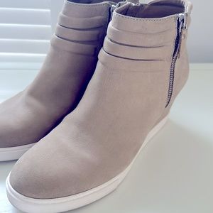 Taupe suede heeled shoes